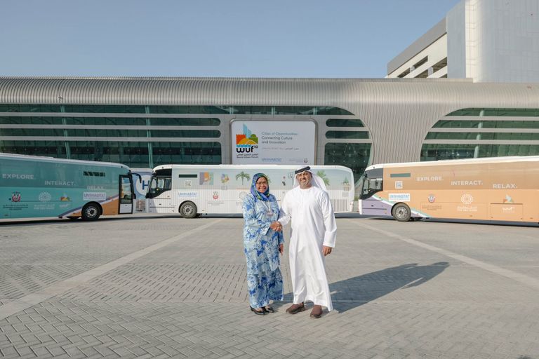 حافلات مزينة احتفالا بالمنتدى الحضري العالمي في أبوظبي