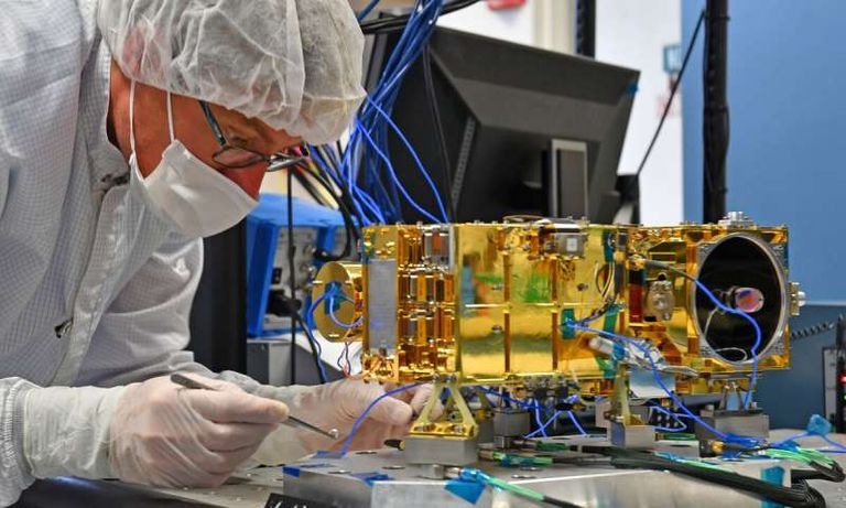 أحد الباحثين أثناء العمل على تصميم الروبوت الروبوت