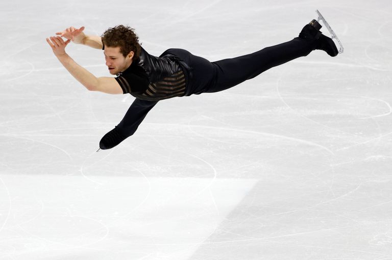 أحد المتنافسين في البطولة يقوم بالتزلج على الجليد المخاوف من كورونا