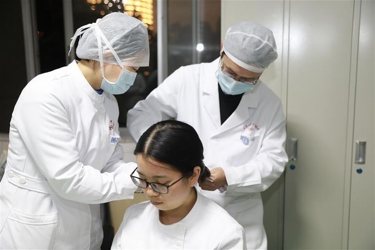 ممرض يقص شعر زميلته في مستشفى بووهان