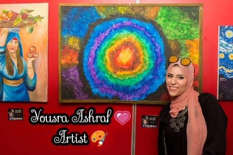يسرا أشرف بجانب إحدى لوحاتها