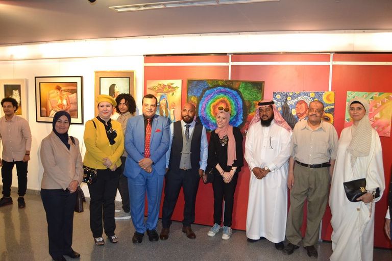 يسرا أشرف بجانب إحدى لوحاتها