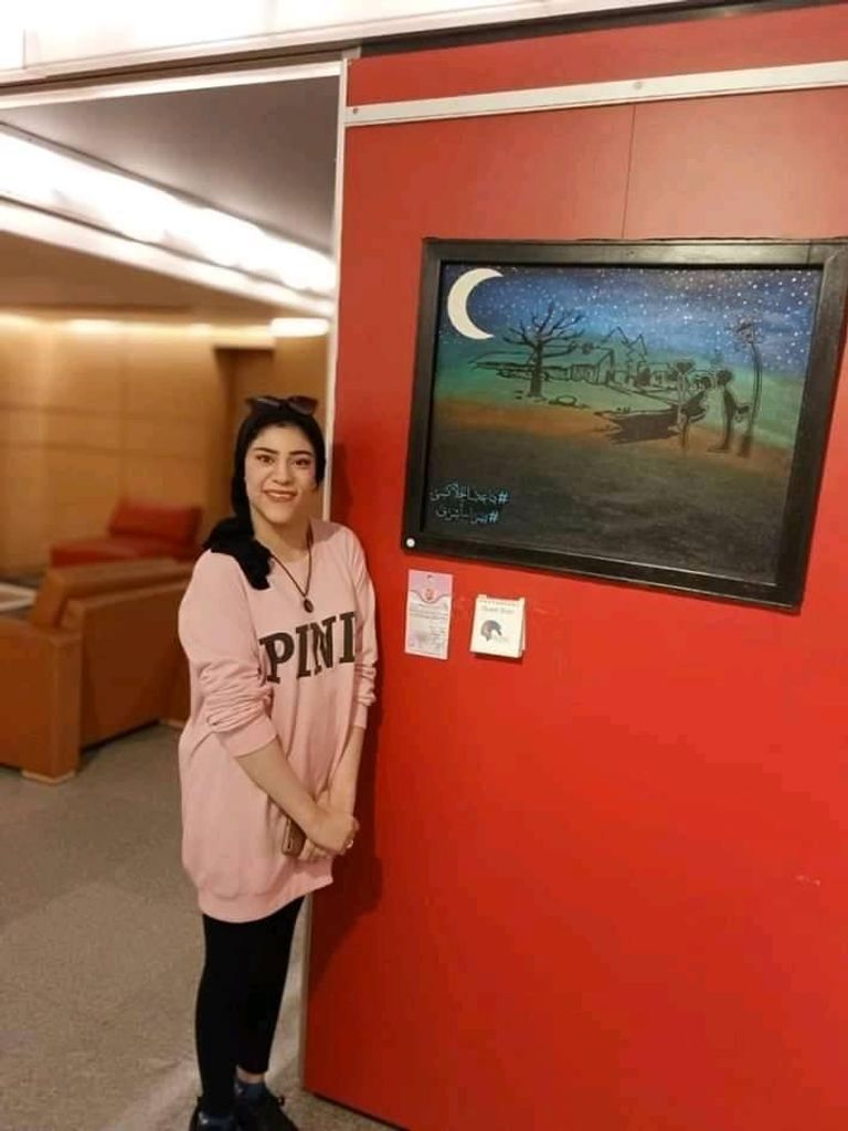 يسرا أشرف بجانب إحدى لوحاتها