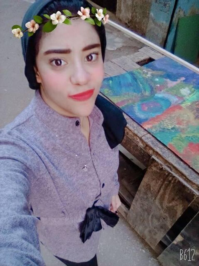 يسرا أشرف بجانب إحدى لوحاتها