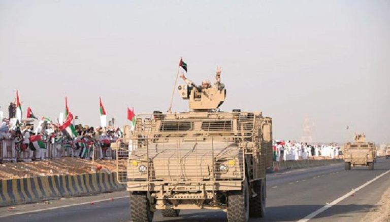 مواطنون يصطفون لتحية قوات الجيش الإماراتي - أرشيفية