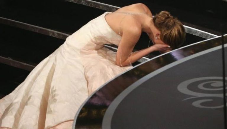 سقطة جينيفر لورنس خلال تسلمها أوسكار أفضل ممثلة