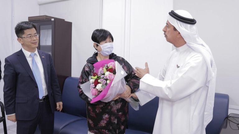 وكيل وزارة الصحة الإماراتية يهنئ المريضة الصينية على الشفاء