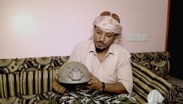 ضابط يمني لا يزال يحتفظ بخوذة الشهيد الإماراتي عبدالعزيز الكعبي