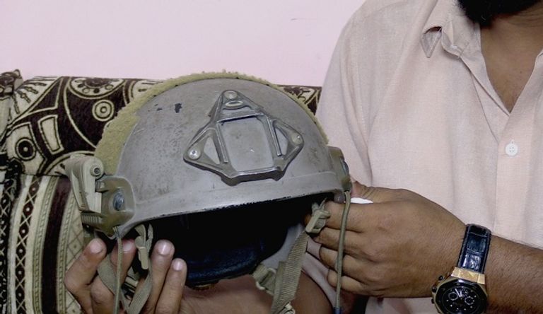 ضابط يمني لا يزال يحتفظ بخوذة الشهيد الإماراتي عبدالعزيز الكعبي