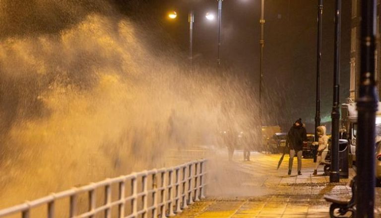 العاصفة تغرق الشوارع بالأمطار