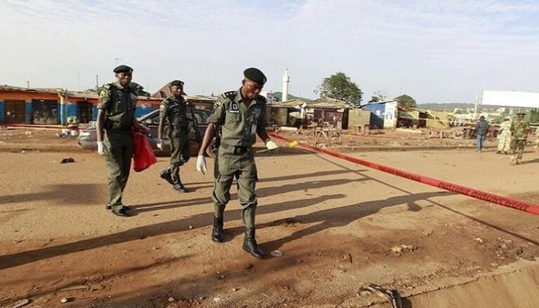 قوات الأمن في نيجيريا تتفقد موقع انفجار سابق - رويترز