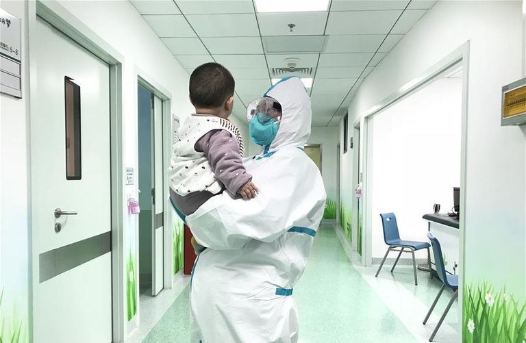 الطفل لهله في حضن ممرضة