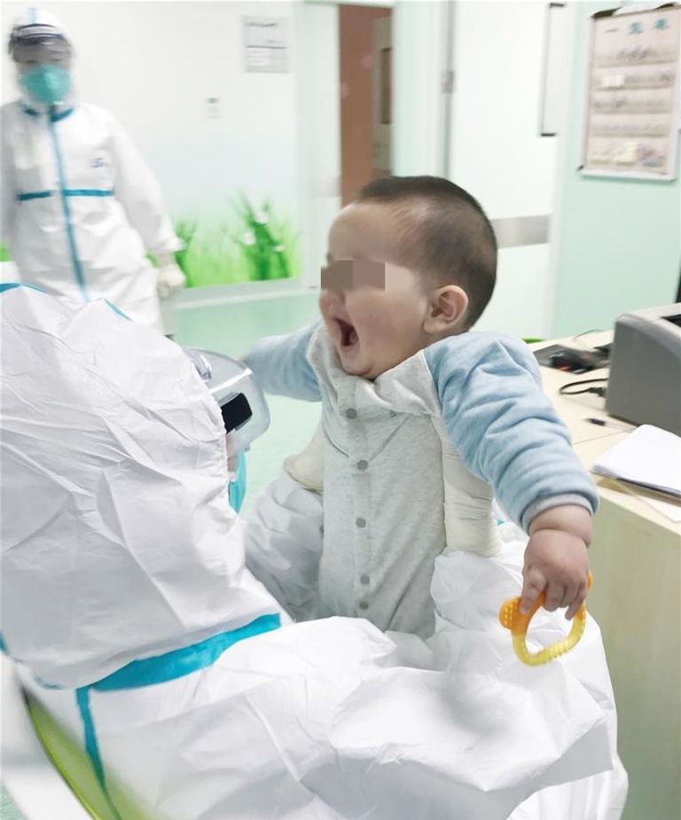 الطفل لهله في حضن ممرضة