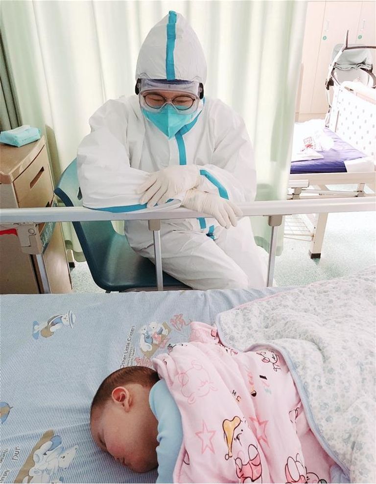 الطفل لهله في حضن ممرضة