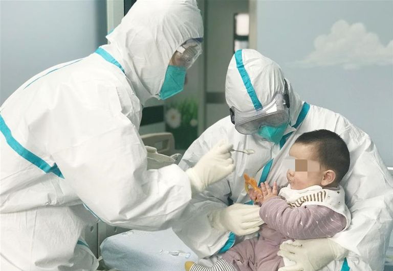 الطفل لهله في حضن ممرضة