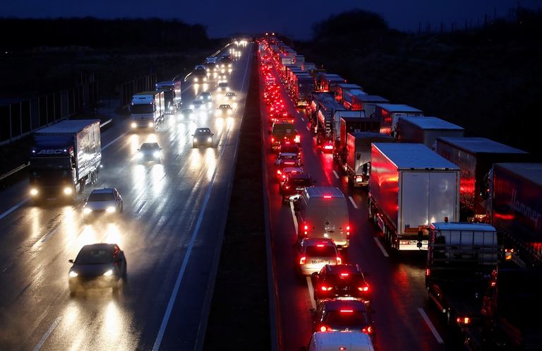 نحو 300 راكب علقوا في قطار فائق السرعة بعد أن اصطدم بشجرة