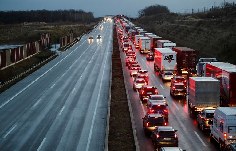 نحو 300 راكب علقوا في قطار فائق السرعة بعد أن اصطدم بشجرة