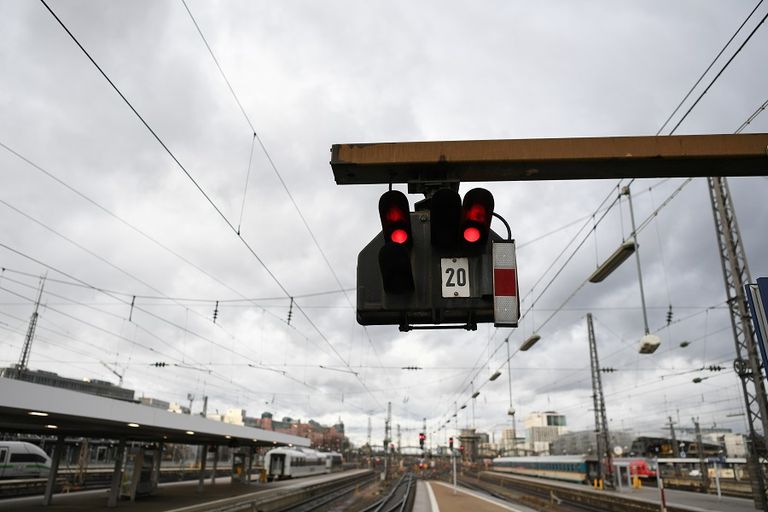 نحو 300 راكب علقوا في قطار فائق السرعة بعد أن اصطدم بشجرة