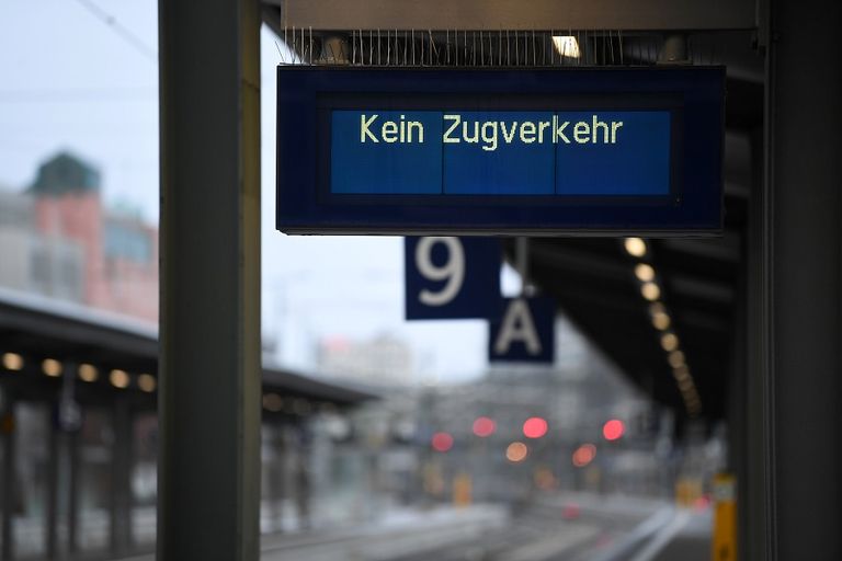 نحو 300 راكب علقوا في قطار فائق السرعة بعد أن اصطدم بشجرة