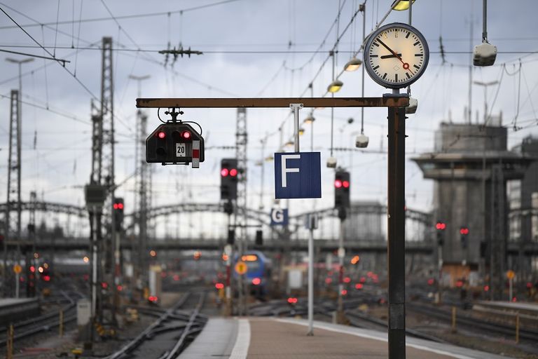 نحو 300 راكب علقوا في قطار فائق السرعة بعد أن اصطدم بشجرة