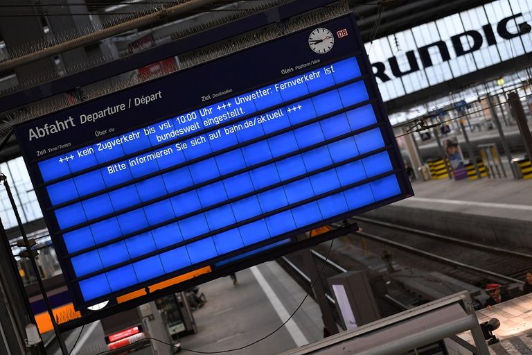 نحو 300 راكب علقوا في قطار فائق السرعة بعد أن اصطدم بشجرة