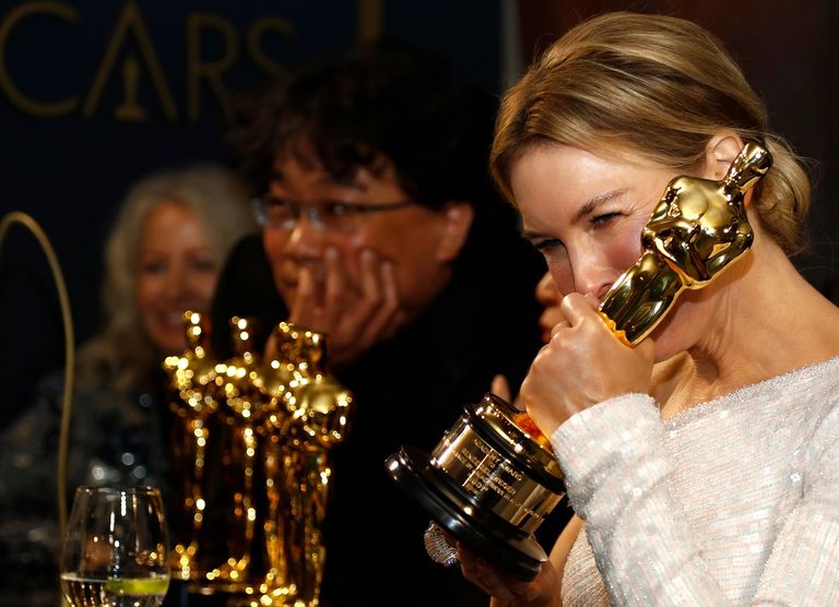 تايكا وايتيتي يحمل الأوسكار وخلفه كارتو نيل يضحك