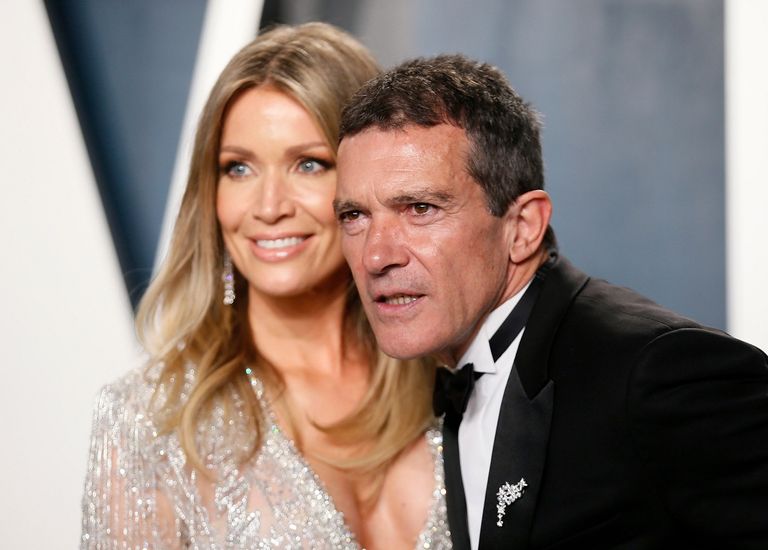 تايكا وايتيتي يحمل الأوسكار وخلفه كارتو نيل يضحك