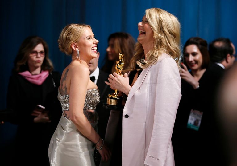 تايكا وايتيتي يحمل الأوسكار وخلفه كارتو نيل يضحك