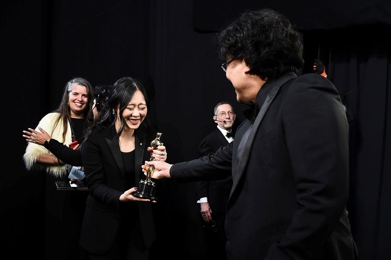 تايكا وايتيتي يحمل الأوسكار وخلفه كارتو نيل يضحك