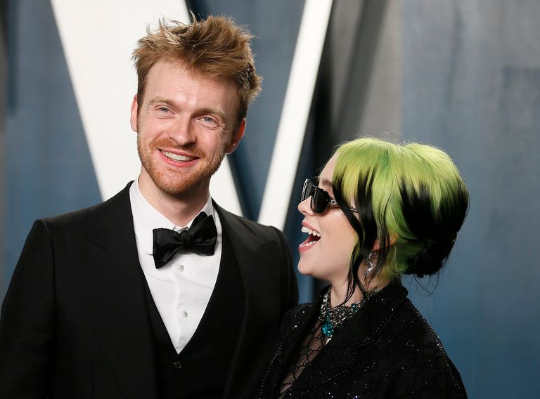 تايكا وايتيتي يحمل الأوسكار وخلفه كارتو نيل يضحك