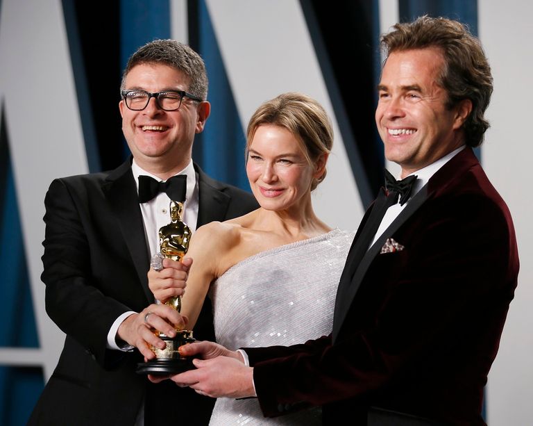 تايكا وايتيتي يحمل الأوسكار وخلفه كارتو نيل يضحك