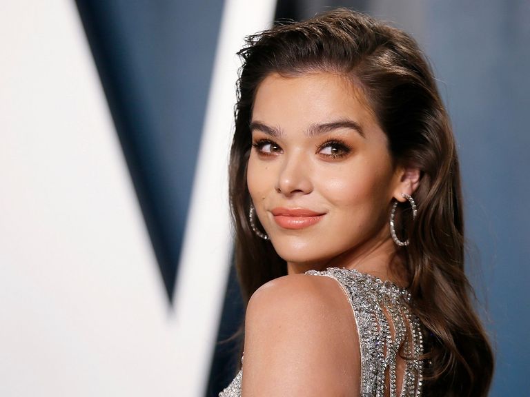 تايكا وايتيتي يحمل الأوسكار وخلفه كارتو نيل يضحك