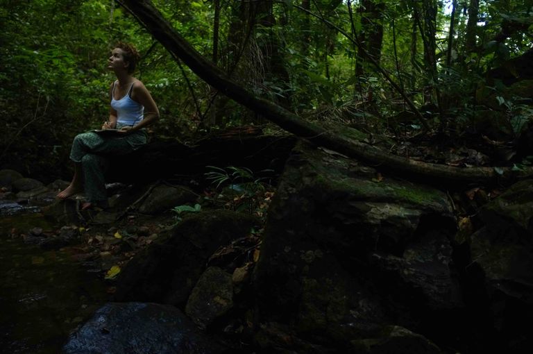 الرسامة البريطانية جيلي جرين تختار العزلة تنفيذا لوصية موهبتها