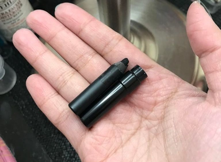 حفظ طلاء الأظافر في الثلاجة يعمل على إطالة عمره