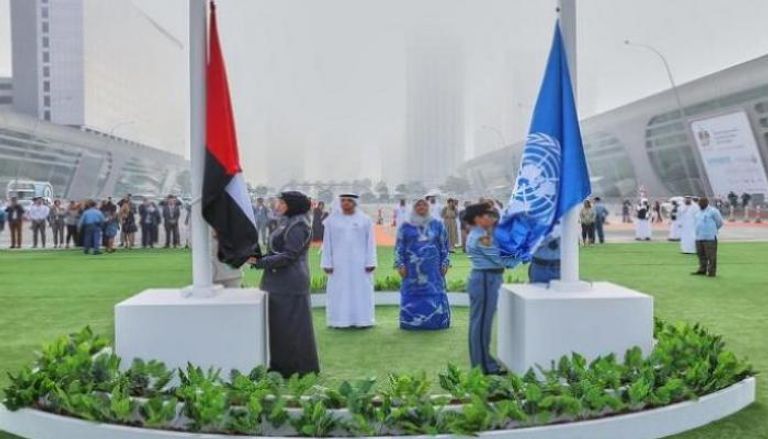 رفع علمي الإمارات والأمم المتحدة في أول أيام المنتدى الحضري العالمي