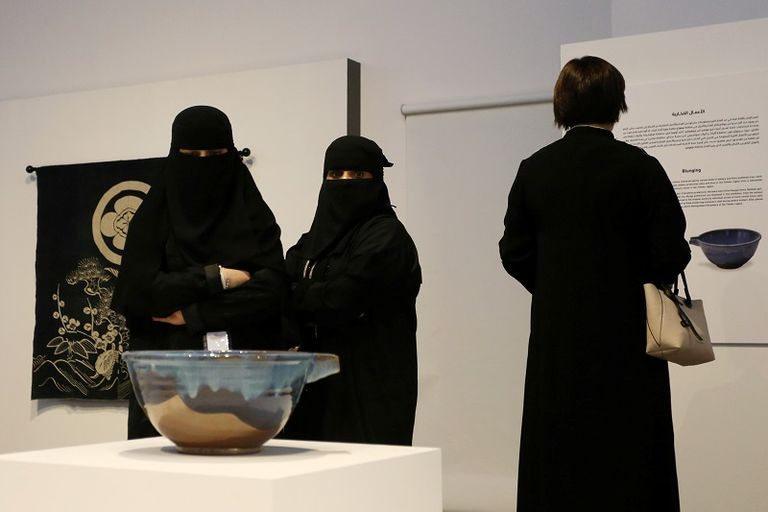 المعرض يضم مقتنيات مصنوعة من الفخار والخزف والنسيج