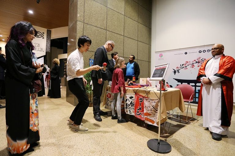 المعرض يضم مقتنيات مصنوعة من الفخار والخزف والنسيج