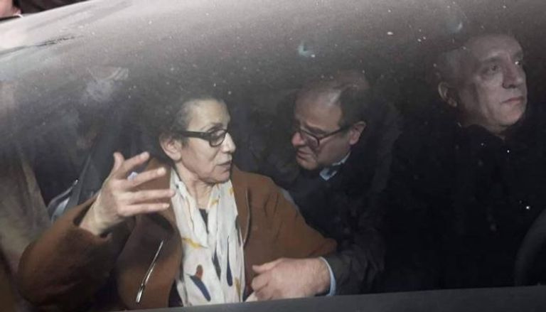 لحظة خروج لويزة حنون من السجن العسكري