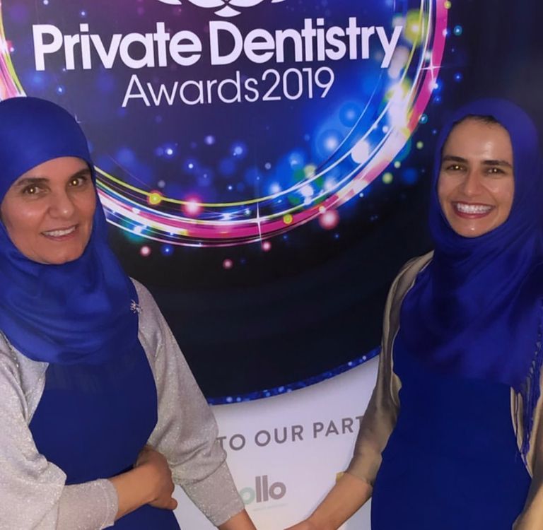سلمى أبو العنين تحمل جائزة أفضل طبيبة أسنان شابة في بريطانيا