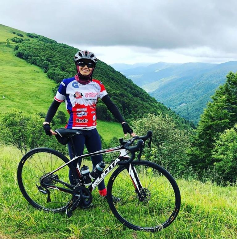 سلمى أبو العنين تحمل جائزة أفضل طبيبة أسنان شابة في بريطانيا