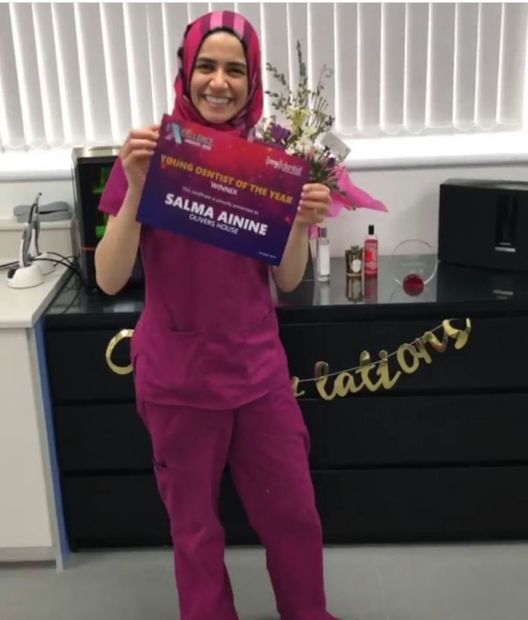 سلمى أبو العنين تحمل جائزة أفضل طبيبة أسنان شابة في بريطانيا