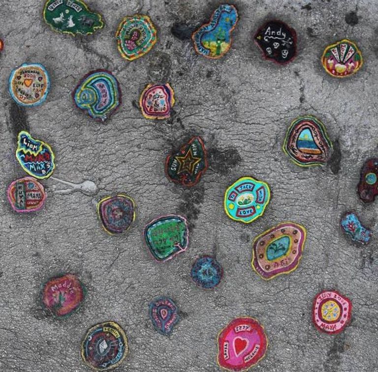 الفنان الإنجليزي بن ويلسن يمارس إبداعاته