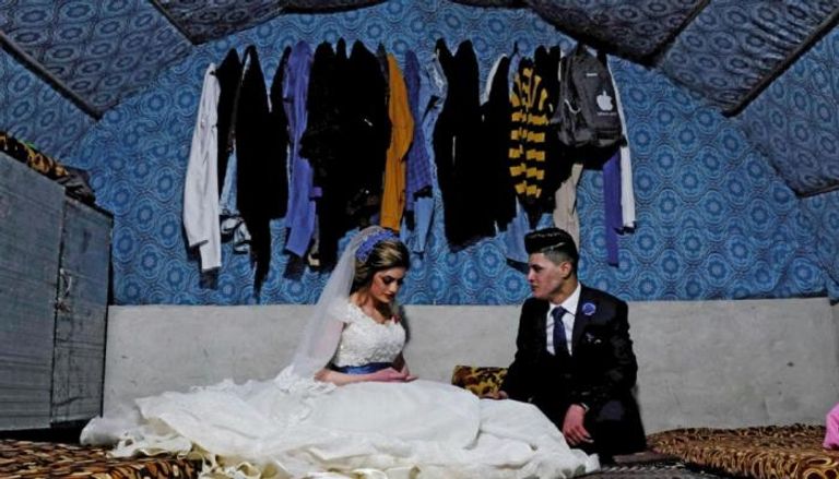 عروسان من الأيزيديين خلال حفل زفافهما قرب دهوك الكردية 23 يناير 2020+