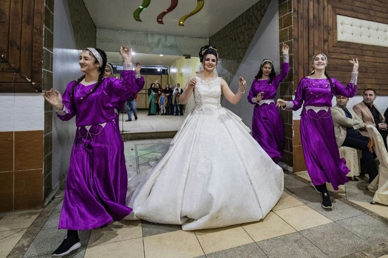 عروس كردية تصل إلى حفل زفافها في مدينة القامشلي السورية عروسان من الأيزيديين خلال حفل زفافهما قرب دهوك الكردية 23 يناير 2020