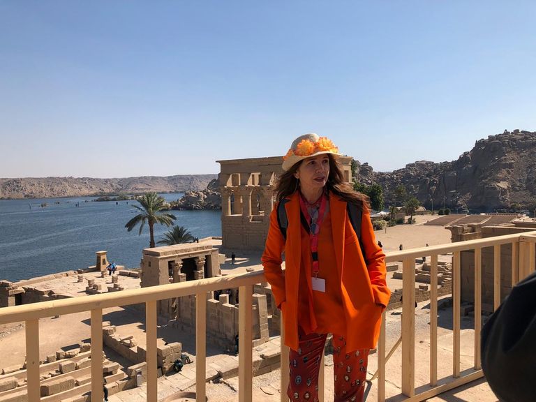 الممثلة الإسبانية فيكتوريا أبريل في معبد فيلة