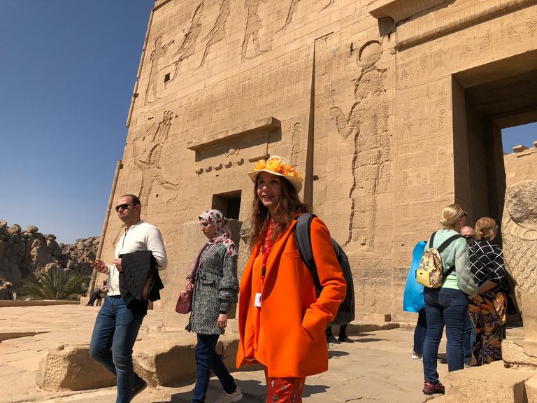 الممثلة الإسبانية فيكتوريا أبريل في معبد فيلة