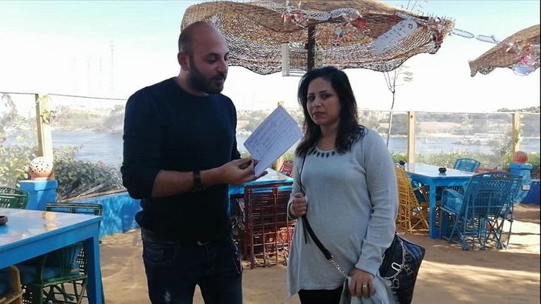 المصرية حفصة مع كتيب "كوما وايدي"