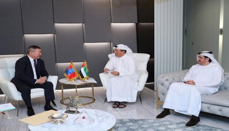 لقاء وزير الاقتصاد الإماراتي مع الوفد المنغولي