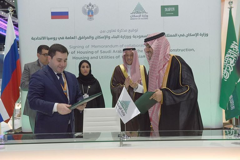 السعودية وروسيا توقعان برنامج تعاون في "الحضاري العالمي" بأبوظبي