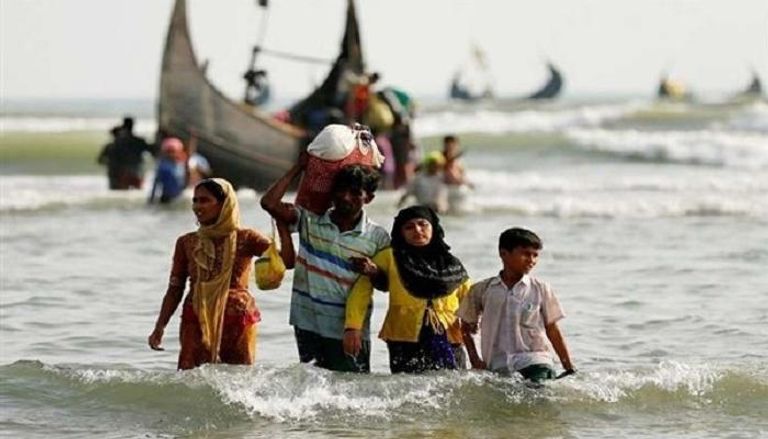 عائلات من الروهينجا في البحر هربا من العنف 